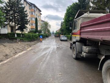 Strada Viitorului, din Obcini, refăcută total, cu locuri de parcare amenajate