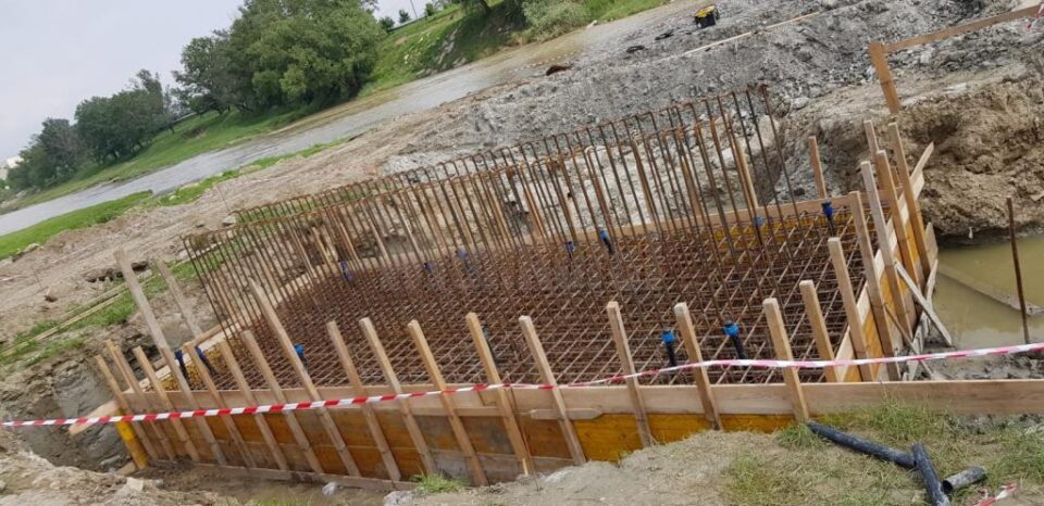 Lucrările la noul pod peste apa Sucevei, verificate de primarul Ion Lungu