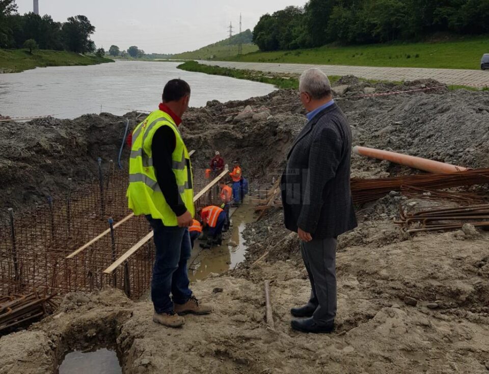 Lucrările la noul pod peste apa Sucevei, verificate de primarul Ion Lungu