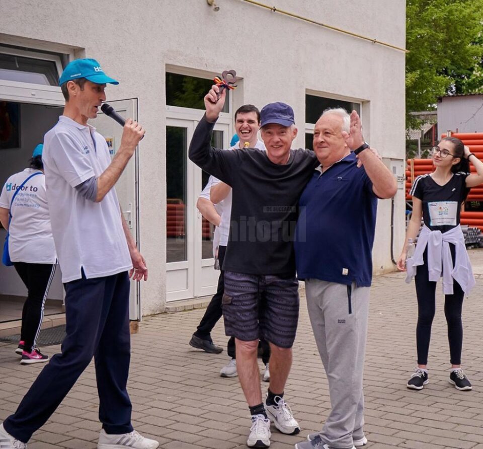 Predare ștafetă: Tătar Nistor (dreapta) - Peter Costea (stânga)