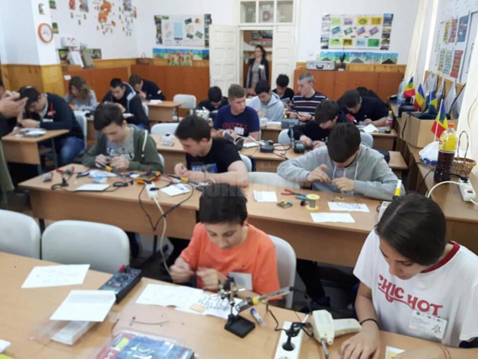 „Electron XXI”, concurs interjudețean de electronică și robotică, la Gura Humorului