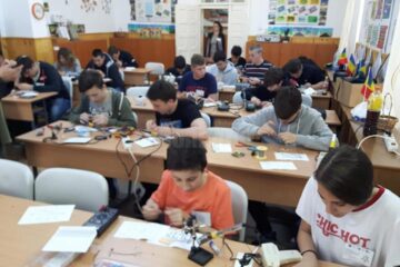 „Electron XXI”, concurs interjudețean de electronică și robotică, la Gura Humorului