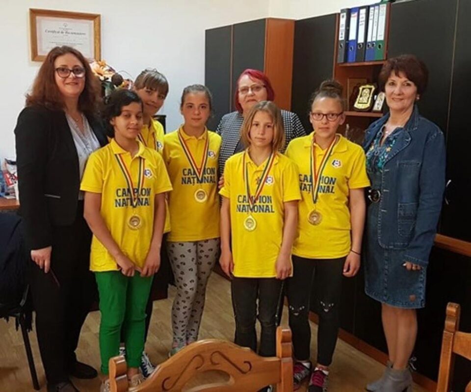 Medalie de aur pentru echipa de fotbal unificat în 7 (fete) de la Centrul Școlar Suceava și Școala „Miron Costin”
