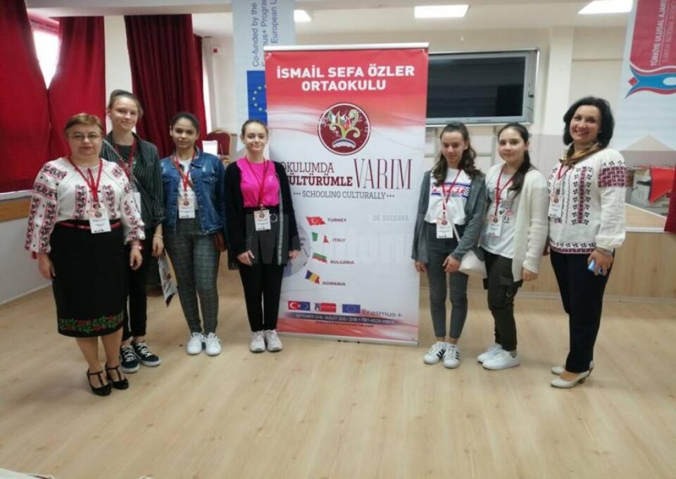 Cinci elevi și doi profesori de la Liceul Tehnologic Cajvana au participat la o întâlnire Erasmus+ în Turcia Cinci elevi și doi profesori de la Liceul Tehnologic Cajvana au participat la o întâlnire Erasmus+ în Turcia