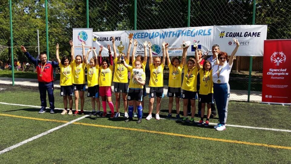 Medalie de aur pentru echipa de fotbal unificat în 7 – fete de la Centrul Școlar Suceava și Școala Gimnazială „Miron Costin” Medalie de aur pentru echipa de fotbal unificat în 7 – fete de la Centrul Școlar Suceava și Școala Gimnazială „Miron Costin”