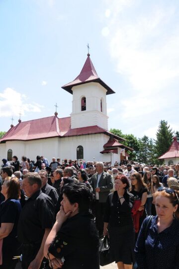 O mare de oameni adunați în curtea Bisericii "Învierea Domnului" din Dolhasca, la înmormântarea părintelui Ghoerghe Saftiuc