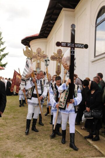 Sute de credincioși și un sobor de peste 100 de preoți l-au condus pe ultimul drum pe preotul Gheorghe Saftiuc