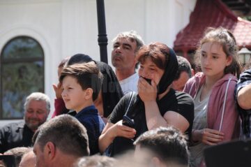 Sute de credincioși și un sobor de peste 100 de preoți l-au condus pe ultimul drum pe preotul Gheorghe Saftiuc