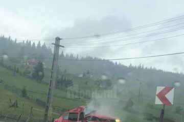 În urma impactului puternic, autoturismul a fost grav avariat