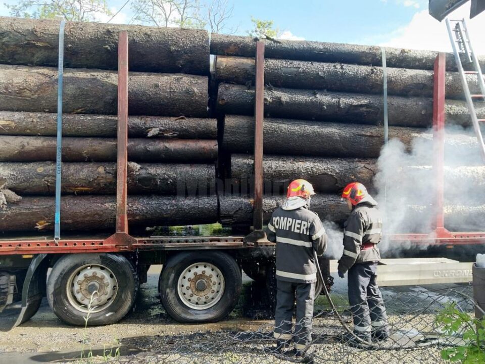 Incendiu la un camion încărcat cu bușteni