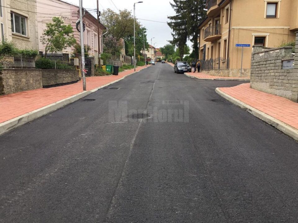Lucrările de asfaltare, continuate în forță în numeroase zone din Suceava
