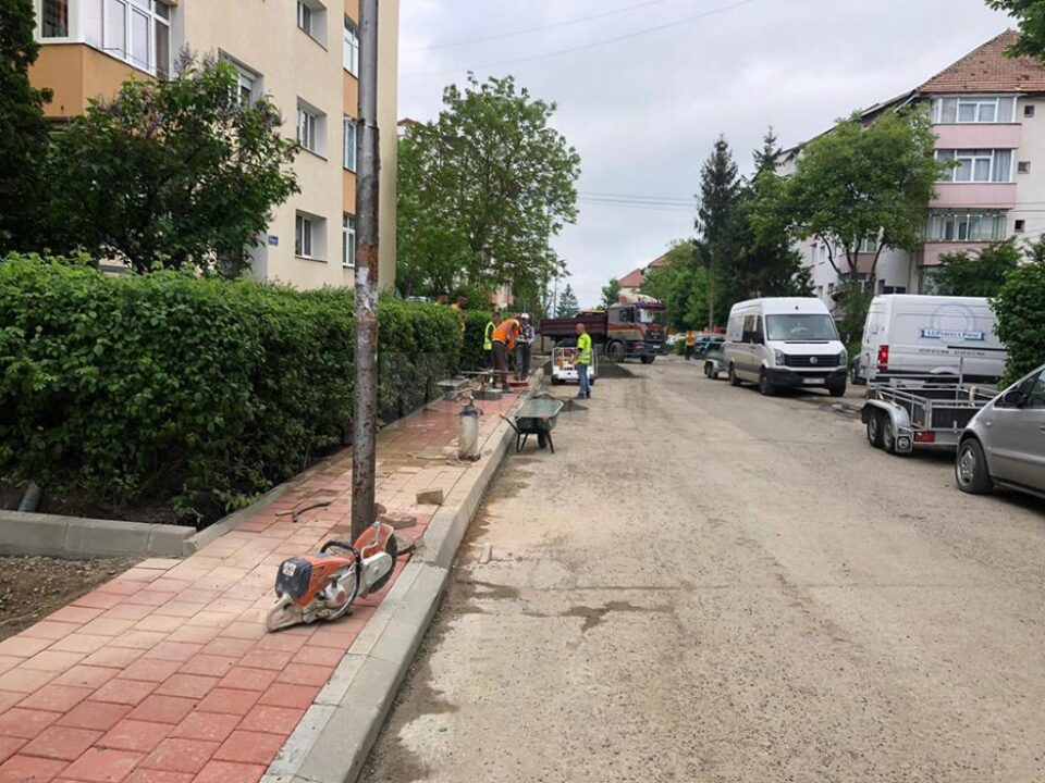 Lucrările de asfaltare, continuate în forță în numeroase zone din Suceava