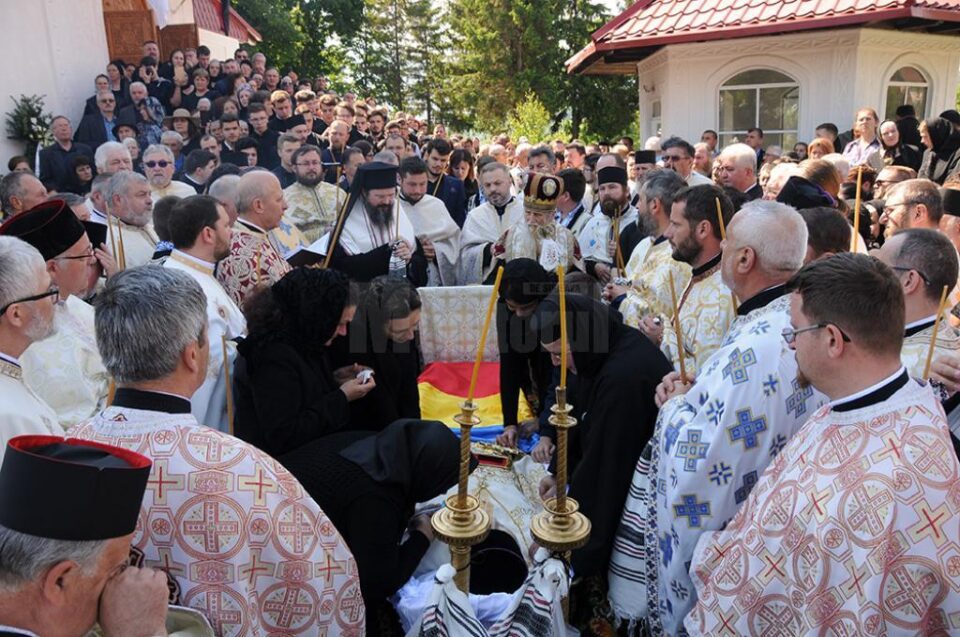 În jurul familiei îndoliate au stat, în semn de alinare, preoții numeroși prezenți la înmormântare În jurul familiei îndoliate au stat, în semn de alinare, preoții numeroși prezenți la înmormântare