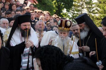 Înalte fețe bisericesti, în frunte cu IPS Pimen, la înmormântarea din Dolhasca