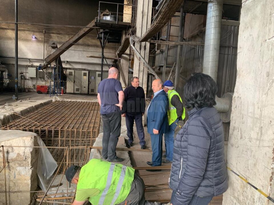 Gheorghe Flutur și Ilie Boncheș au verificat lucrările de modernizare a centralei termice pe rumeguș din Vatra Dornei