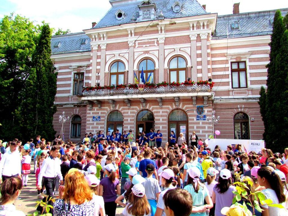 Ziua de 1 Iunie, sărbătorită la Fălticeni cu jocuri, spectacole și expoziție cu jucării Ziua de 1 Iunie, sărbătorită la Fălticeni cu jocuri, spectacole și expoziție cu jucării