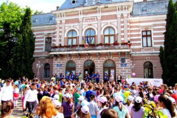 Ziua de 1 Iunie, sărbătorită la Fălticeni cu jocuri, spectacole și expoziție cu jucării