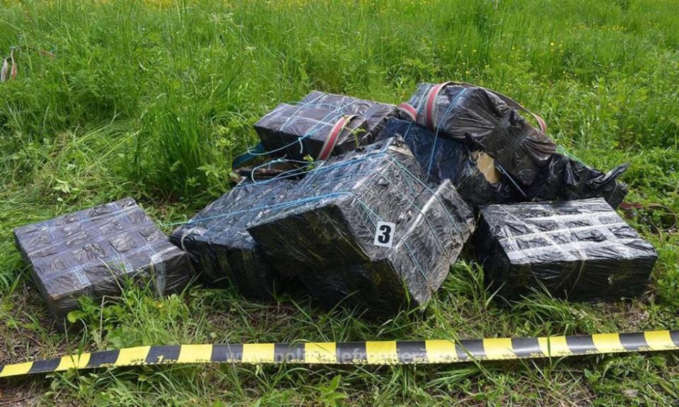 Doi ucraineni reținuți la Bilca, după interceptarea unui transport de țigări de contrabandă