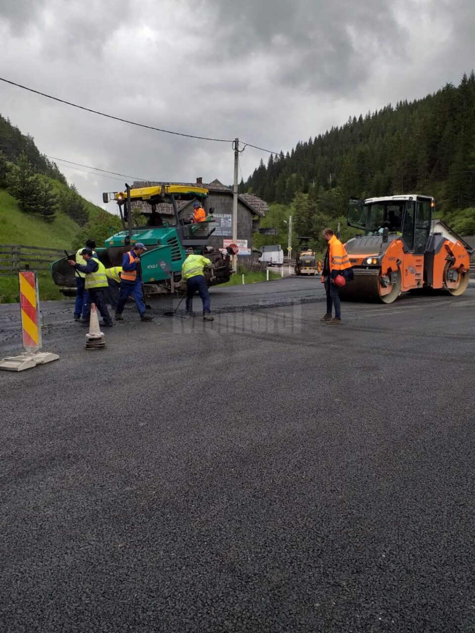 Pe DN 18 se circulă deja pe asfalt nou