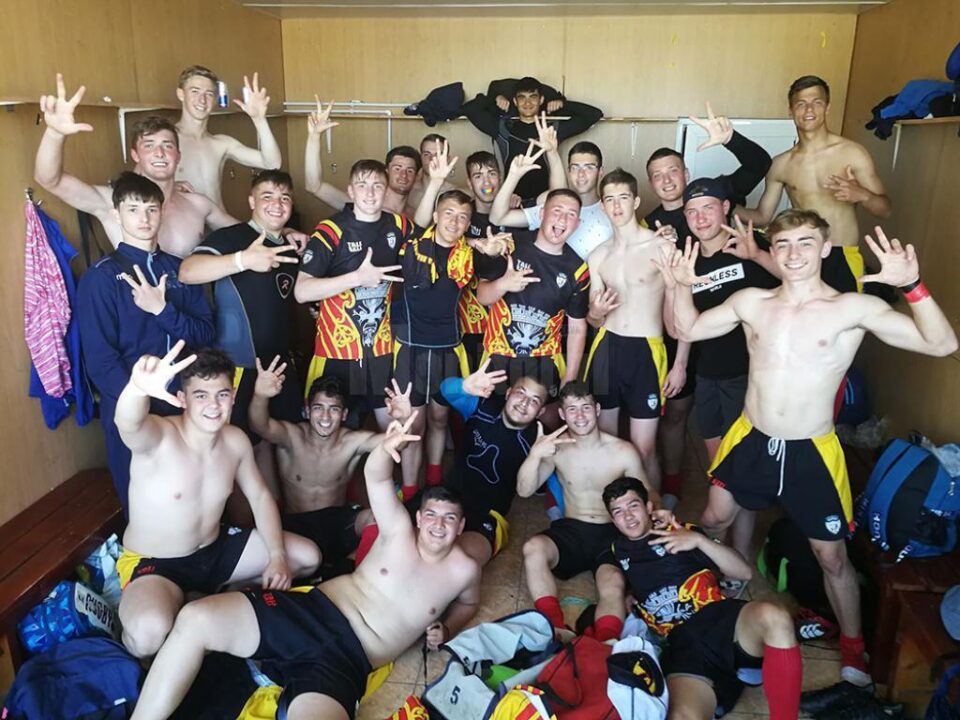 Bucuria rugbiștilor humoreni din vestiar după meciul câștigat la Mamaia și pentru al treilea titlu consecutiv de campioni naționali