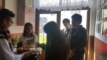Schimb de experiență la Școala Gimnazială Ciocănești, între profesori și studenți de la trei universități din Thailanda și Universitatea de Nord Baia Mare