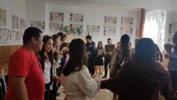 Schimb de experiență la Școala Gimnazială Ciocănești, între profesori și studenți de la trei universități din Thailanda și Universitatea de Nord Baia Mare