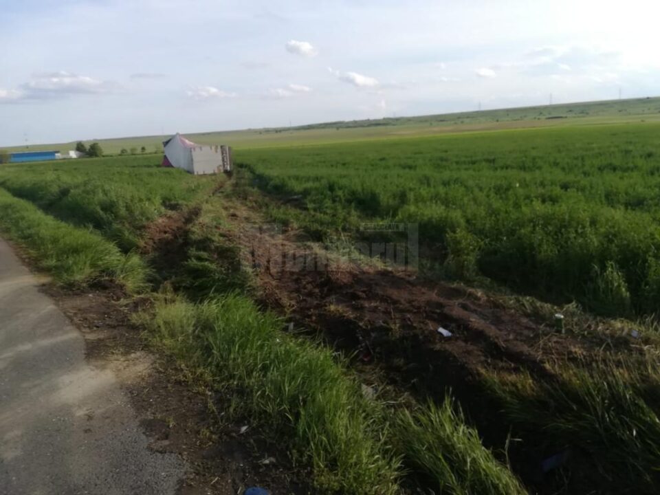 Tirul s-a răsturnat în decor