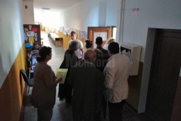 Sucevenii stau la coada ca sa voteze