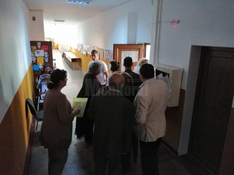 Sucevenii stau la coada ca sa voteze