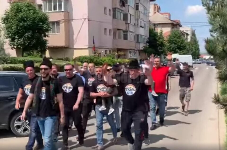 Ștefan Mandachi, îmbrăcat cu bundiță tradițională și cu cușmă pe cap, spre secția de vot 1 Ștefan Mandachi, îmbrăcat cu bundiță tradițională și cu cușmă pe cap, spre secția de vot 1