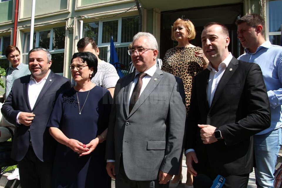 Ion Lungu și liberalii suceveni, la ieșirea din secția de votare