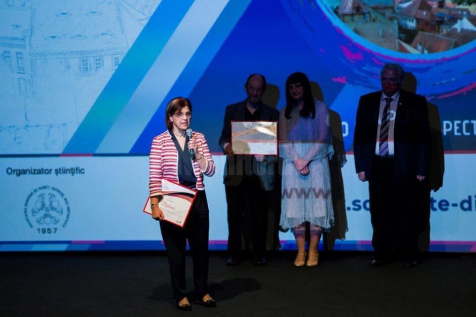 Dr. Gabriela Crețeanu a primit Marele Premiu oferit de Societatea Română de Diabet Foto: ro health review Dr. Gabriela Crețeanu a primit Marele Premiu oferit de Societatea Română de Diabet Foto: ro health review