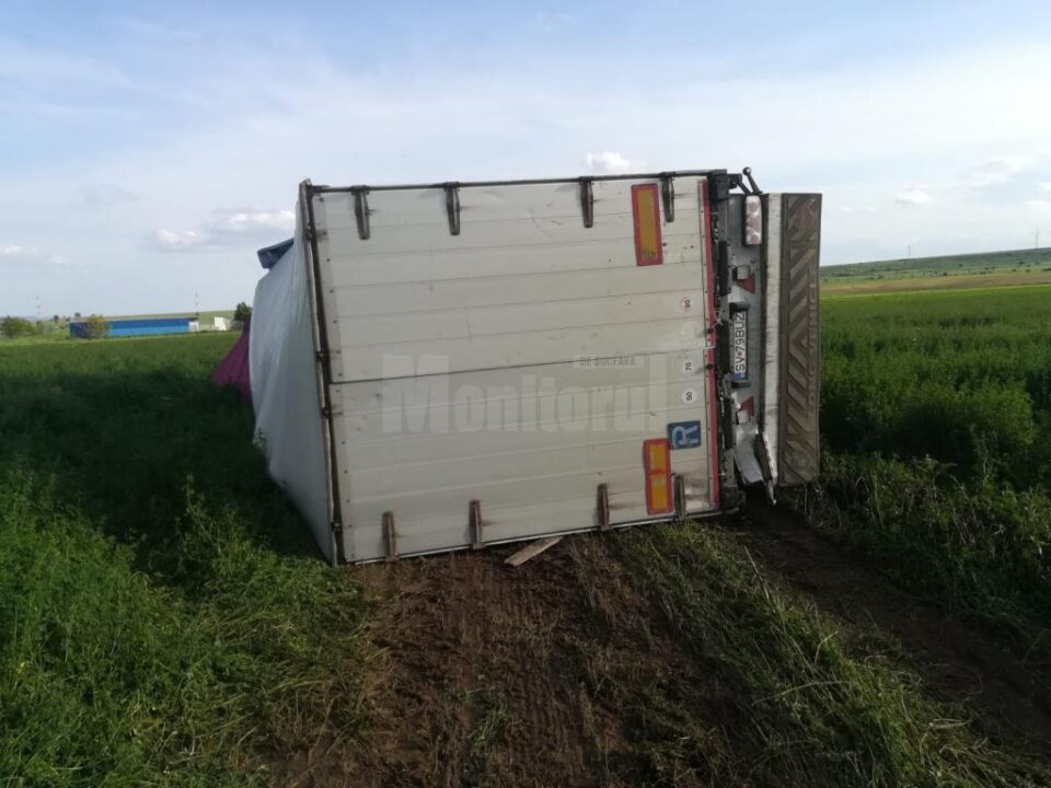 Șoferul tirului de Suceava a încercat să evite în ultimul moment un impact, ieșind cu vehiculul greu mult în decor Șoferul tirului de Suceava a încercat să evite în ultimul moment un impact, ieșind cu vehiculul greu mult în decor