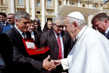 Primarul Ioan Paval a înmânat distincția din partea Primăriei Dumbrăveni Papei Francisc
