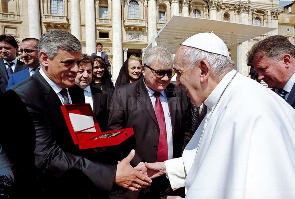 Primarul Ioan Paval a înmânat distincția din partea Primăriei Dumbrăveni Papei Francisc Primarul Ioan Paval a înmânat distincția din partea Primăriei Dumbrăveni Papei Francisc