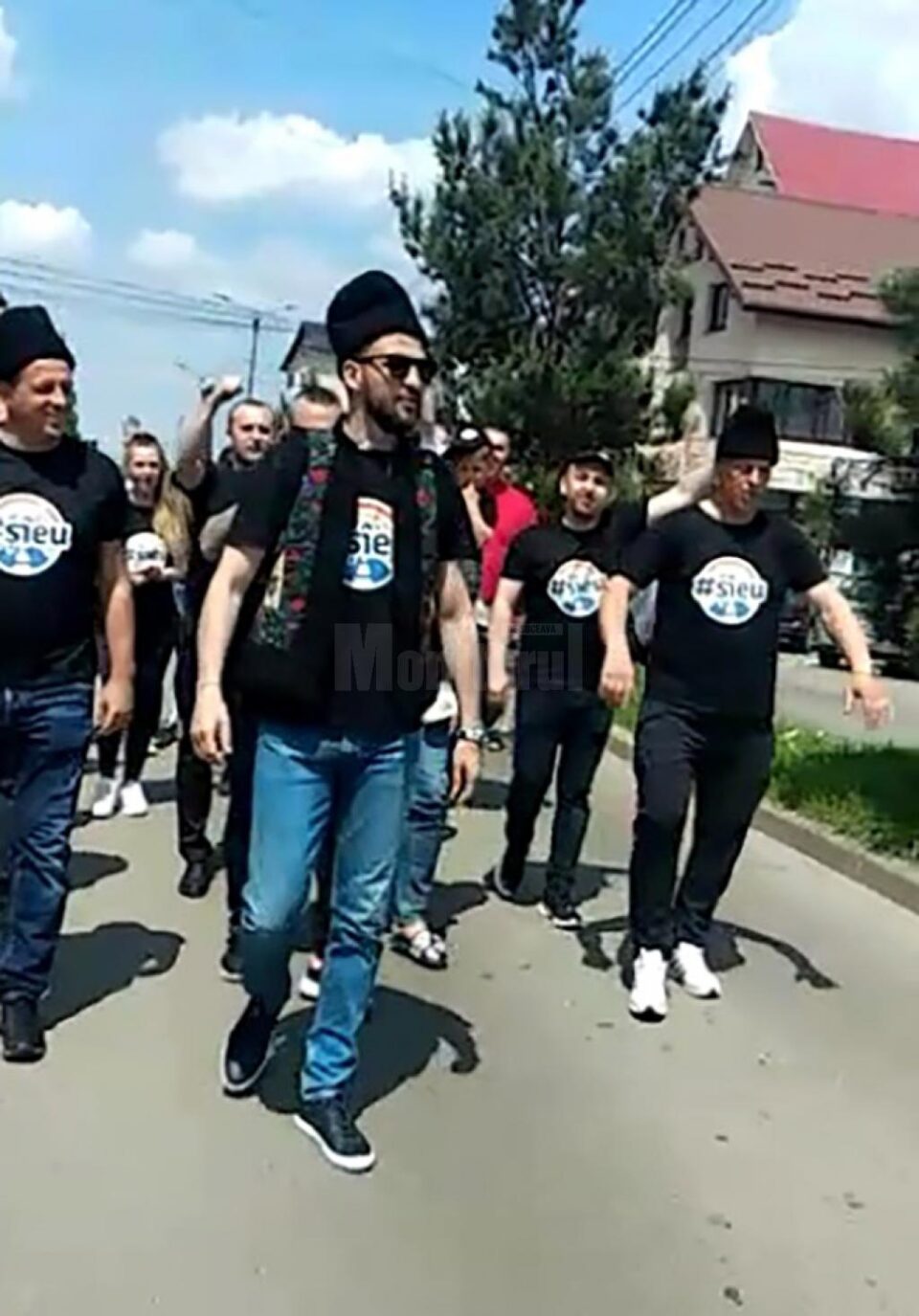 Provocarea lansată de Ștefan Mandachi, îmbrăcat cu cușmă și bundiță