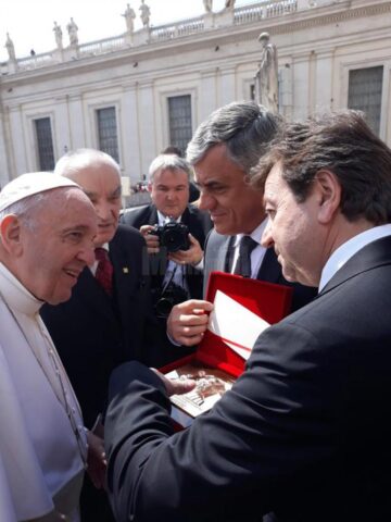Cărți și distincții din partea Primăriei Dumbrăveni pentru Papa Francisc