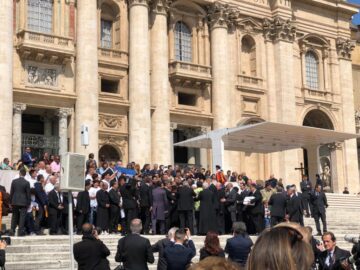 Cărți și distincții din partea Primăriei Dumbrăveni pentru Papa Francisc