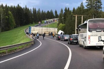 Vehiculul greu a ocupat șoseaua de-a latul, în timp ce cabina a ieșit în decor. Foto: Radio Dorna