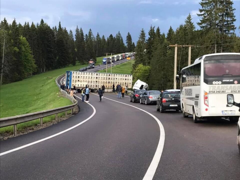 Vehiculul greu a ocupat șoseaua de-a latul, în timp ce cabina a ieșit în decor. Foto: Radio Dorna