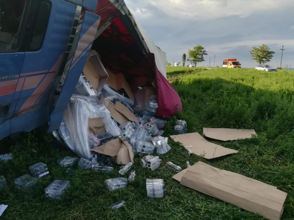 Un tir din Suceava, implicat într-un grav accident la Bacău