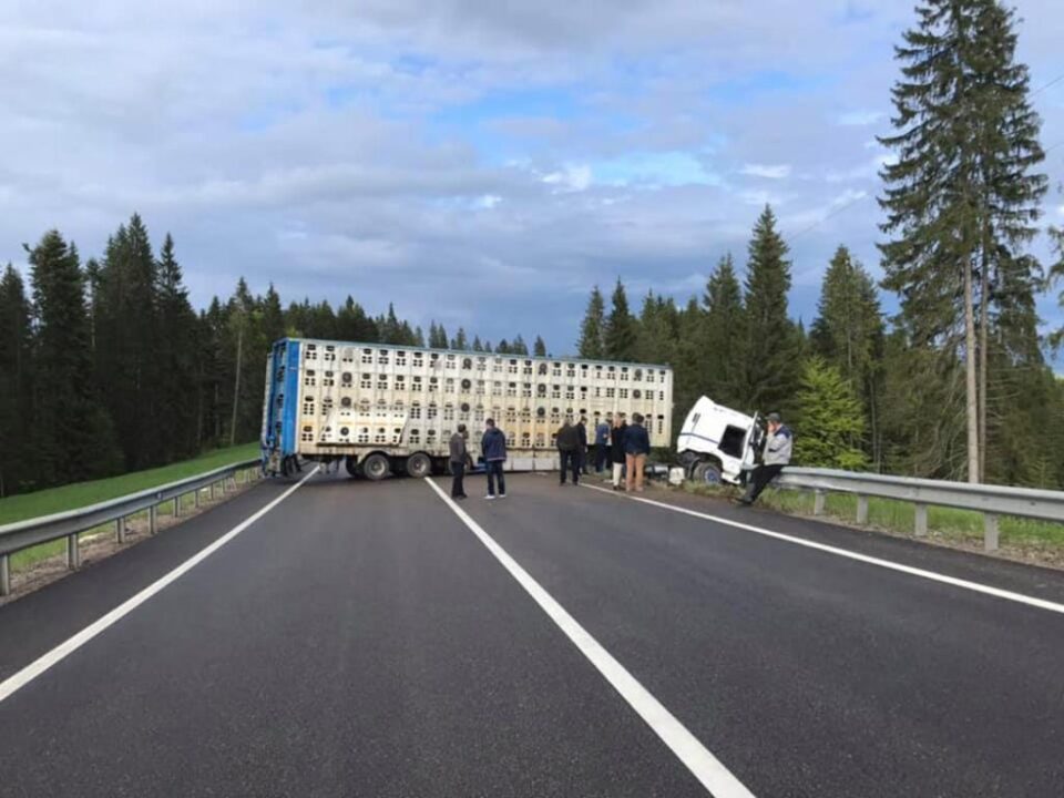 Un autotren a blocat complet circulația pe DN 17