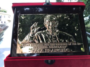 Cărți și distincții din partea Primăriei Dumbrăveni pentru Papa Francisc