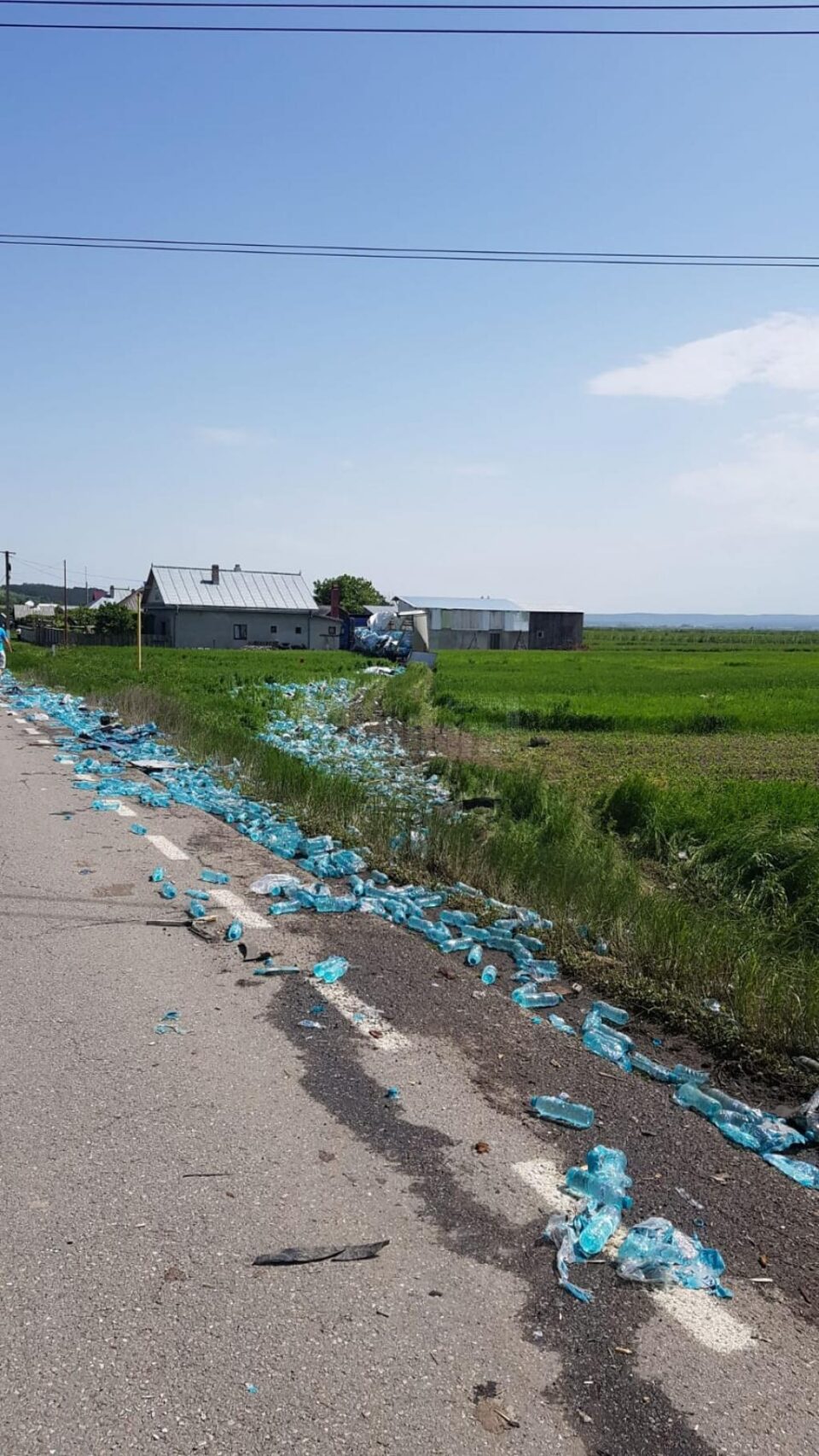 Tirul încărcat cu apă minerală a ajuns pe câmp