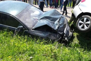 Cele două mașini Audi s-au ciocnit violent