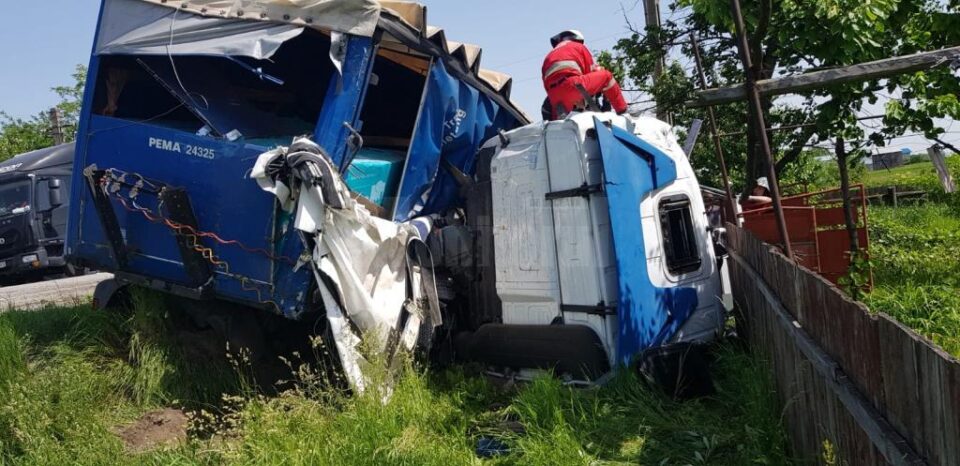 Un bărbat mort și doi răniți, în urma unui grav accident petrecut pe DN 2, la Oniceni