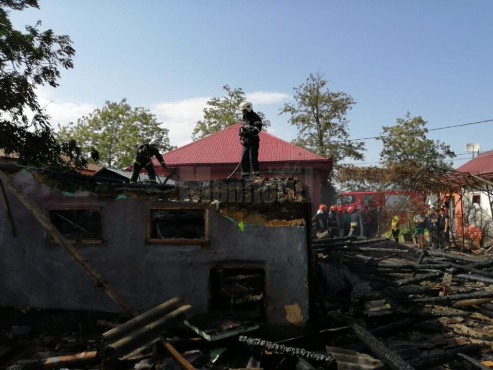 Incendiu puternic la mai multe construcții corp comun, favorizat de vânt