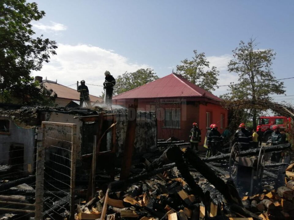 Incendiu puternic la mai multe construcții corp comun, favorizat de vânt