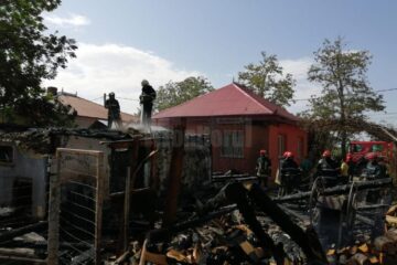 Incendiu puternic la mai multe construcții corp comun, favorizat de vânt