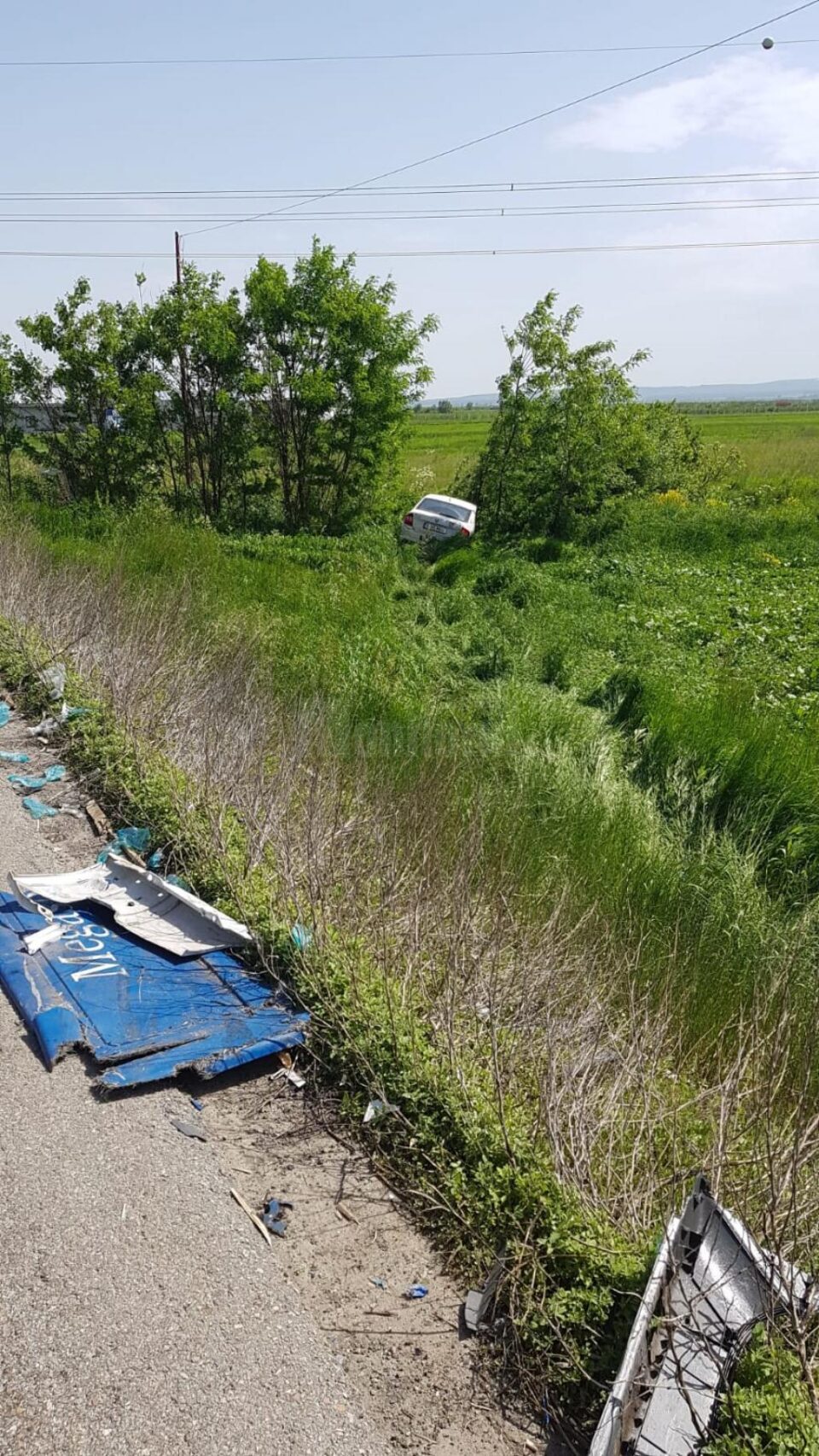 În urma impactului, un autoturism a ajuns pe câmp